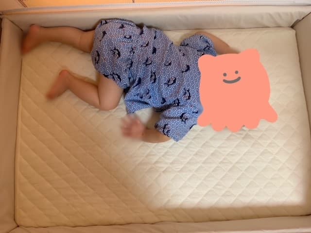 赤ちゃんを寝るまでほっとくと、場所が違っても寝る